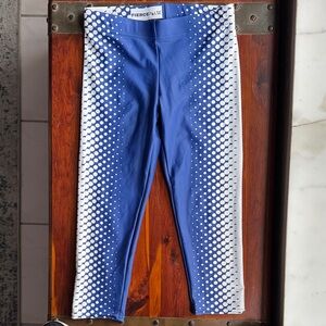 FIERCEPULSE Optic Illusion Cropped Leggings. NWOT Size S Match top in closet